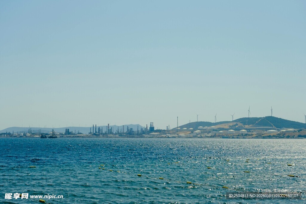 碧海蓝天远眺城市海岸线