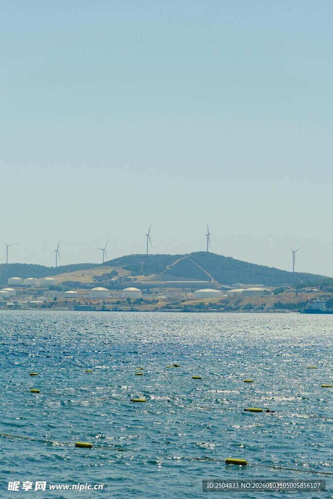海边远景 远处山峦与风车