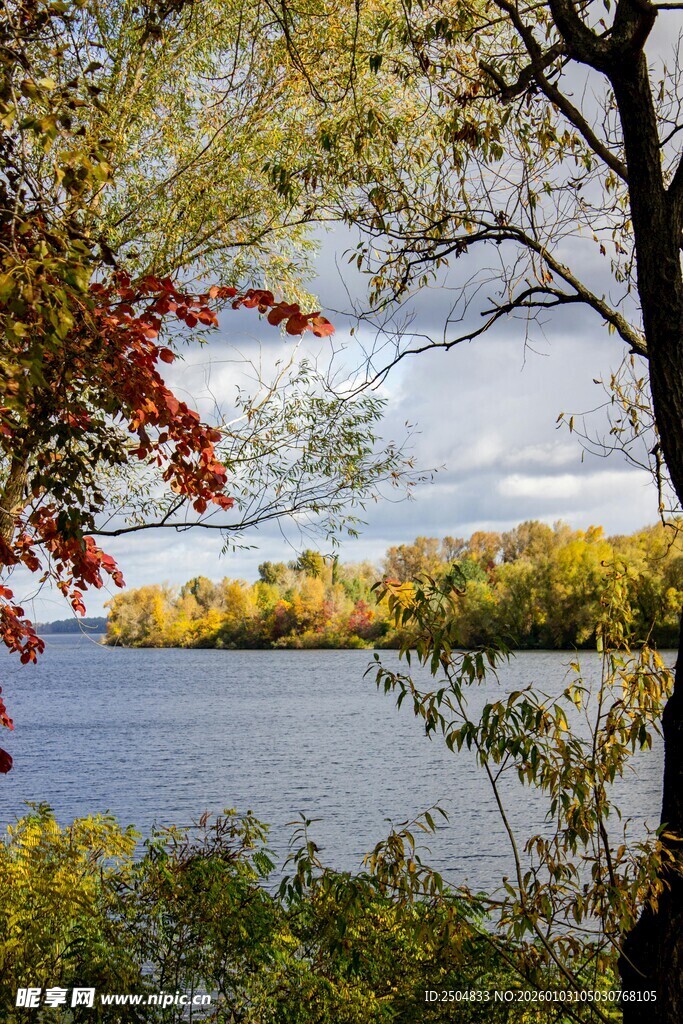 秋日湖畔美景