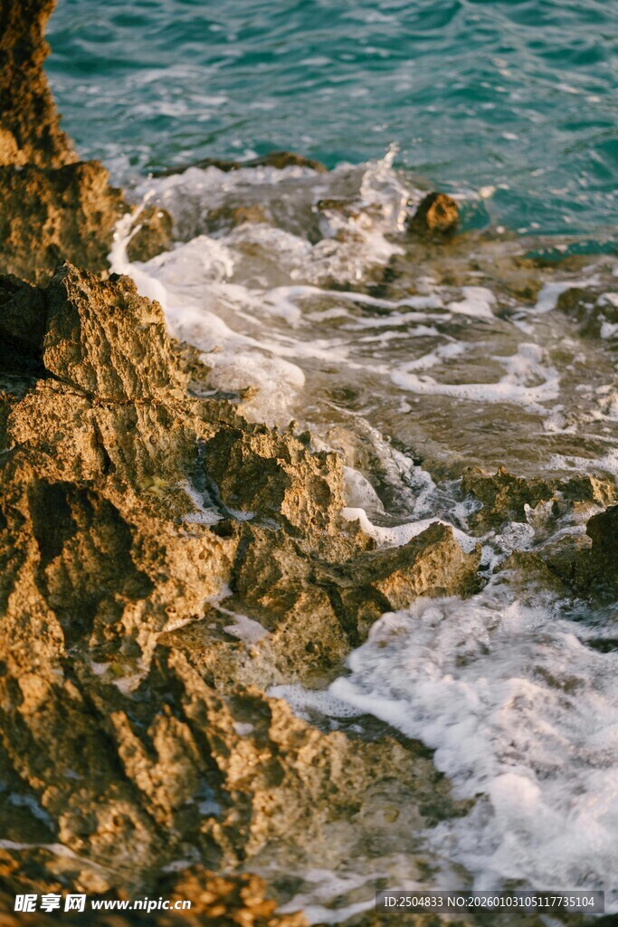 海浪拍击岸边嶙峋岩石