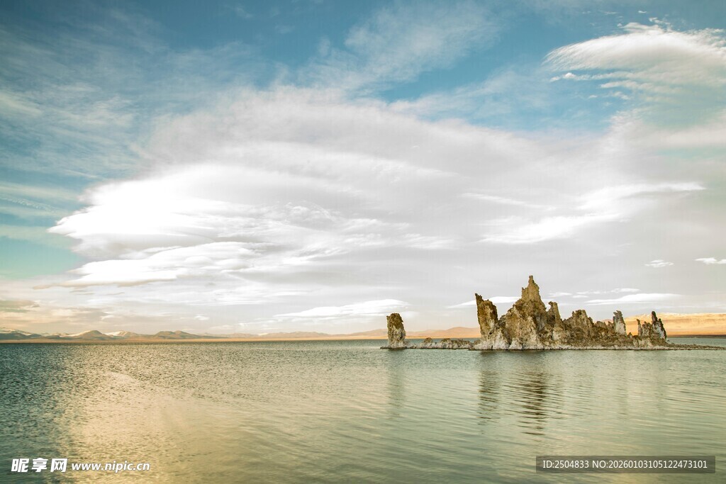 梦幻湖岸的奇特岩石景观