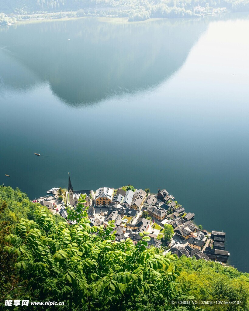 湖畔绿植环绕的宁静码头