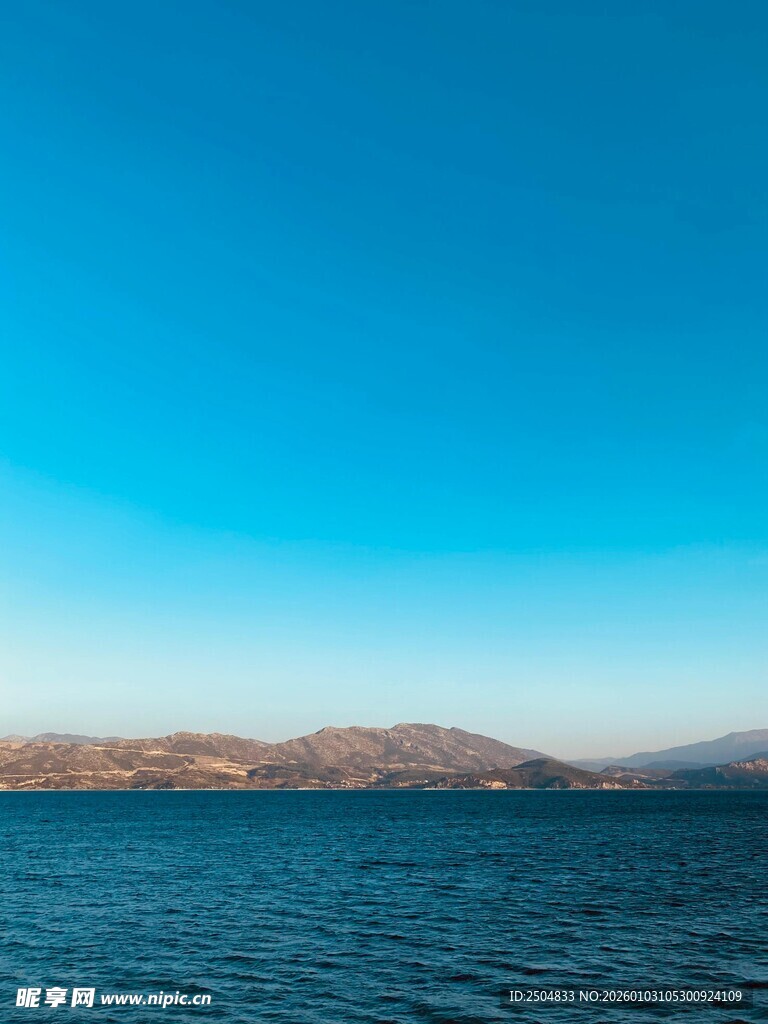 蓝色海面与远处山峦