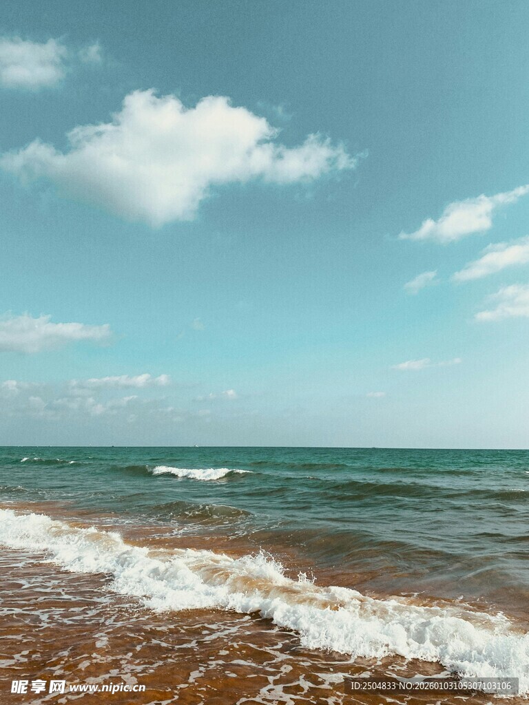 海边美景 海浪轻拍沙滩