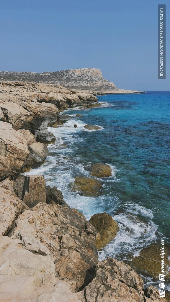 海岸边的礁石与蓝色海水