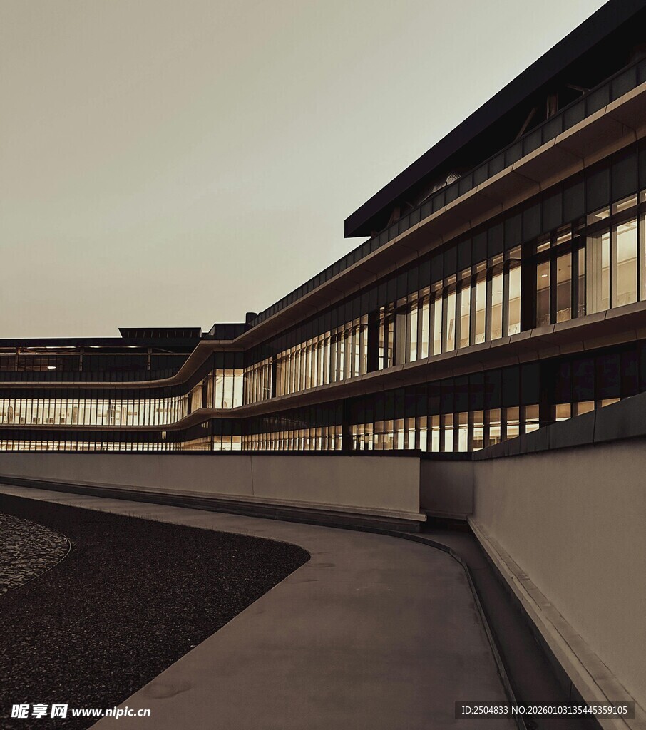 现代建筑外观与开阔步道