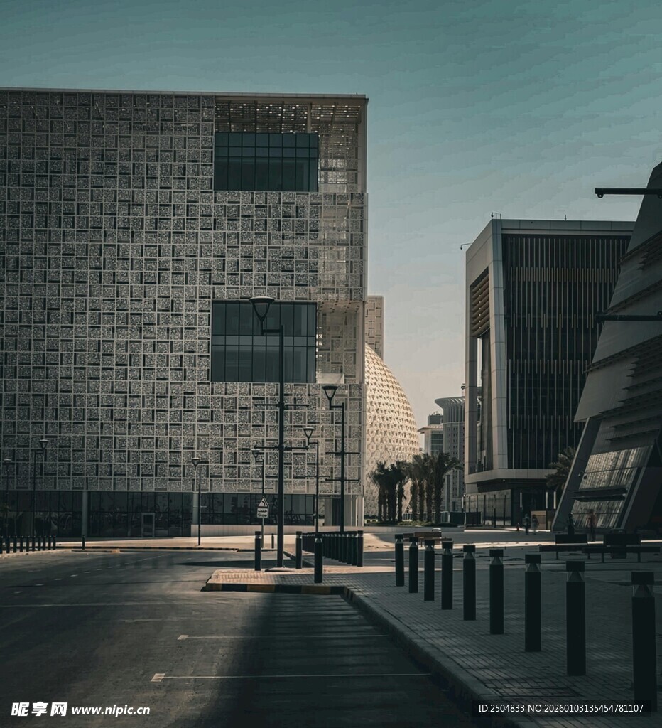 城市街道旁的现代建筑