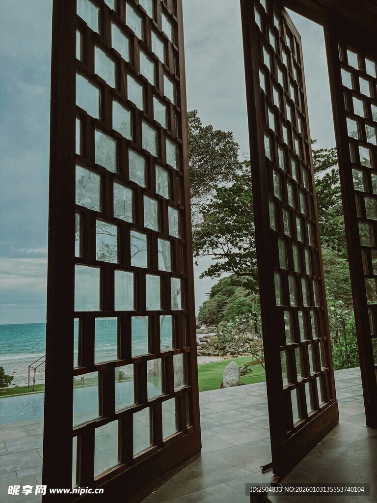 海景前的木质镂空隔断门