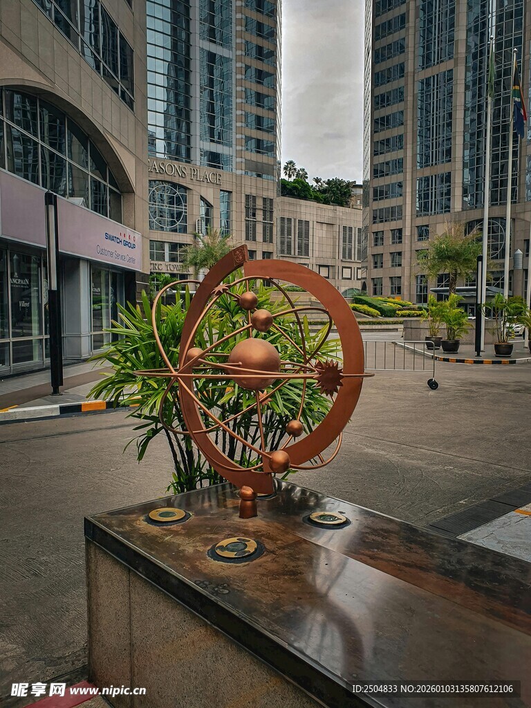 城市广场中的艺术雕塑