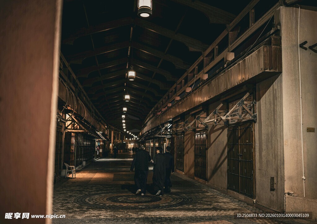 昏暗小巷中的静谧场景