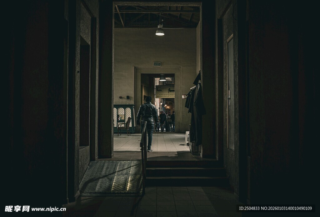 昏暗走廊中的孤独身影