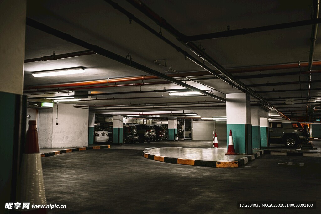 空旷地下停车场内部景象