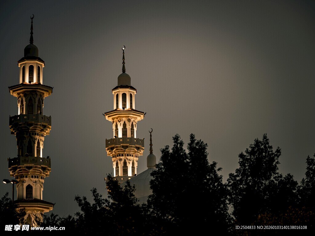 夜幕下的双塔建筑