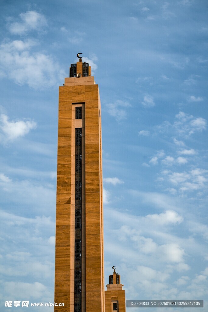 高耸入云的金色钟楼