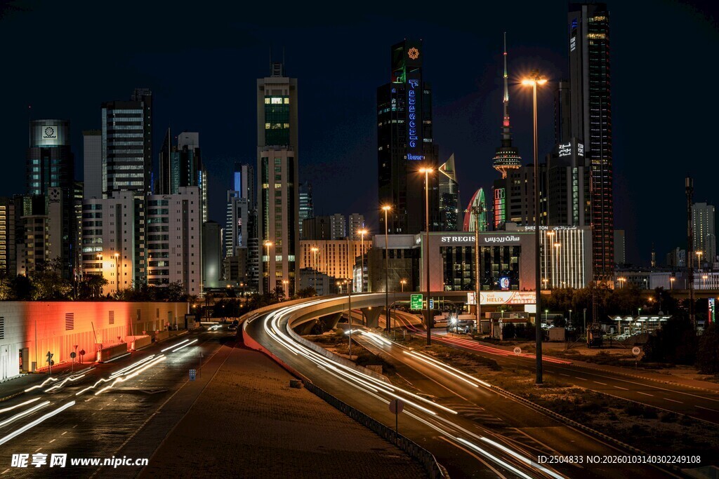 城市夜景中的车流与高楼