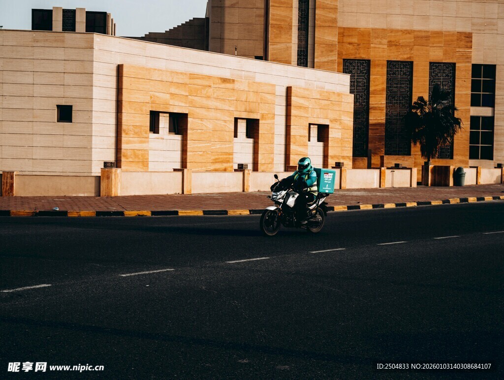 城市道路上的骑行者