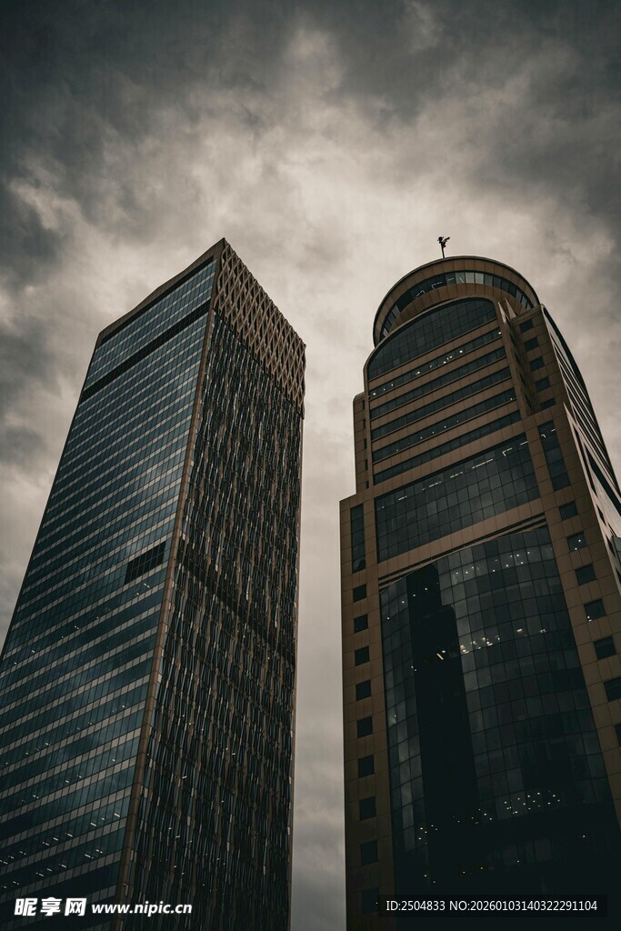 都市高楼 阴云下的建筑景观
