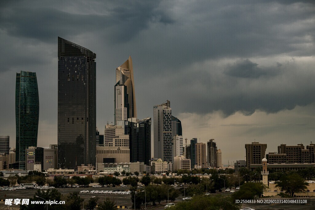 乌云下的都市摩天大楼景观
