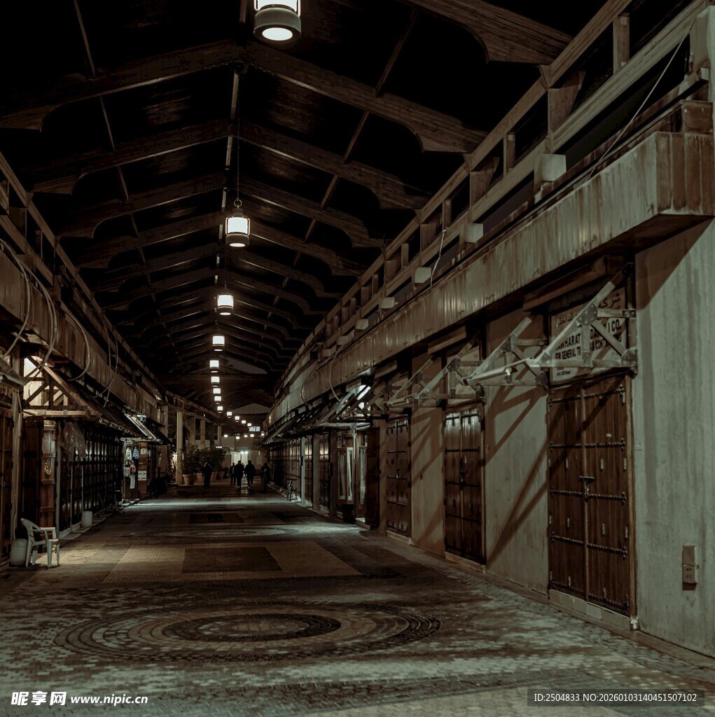 昏暗老旧的工业风仓库通道