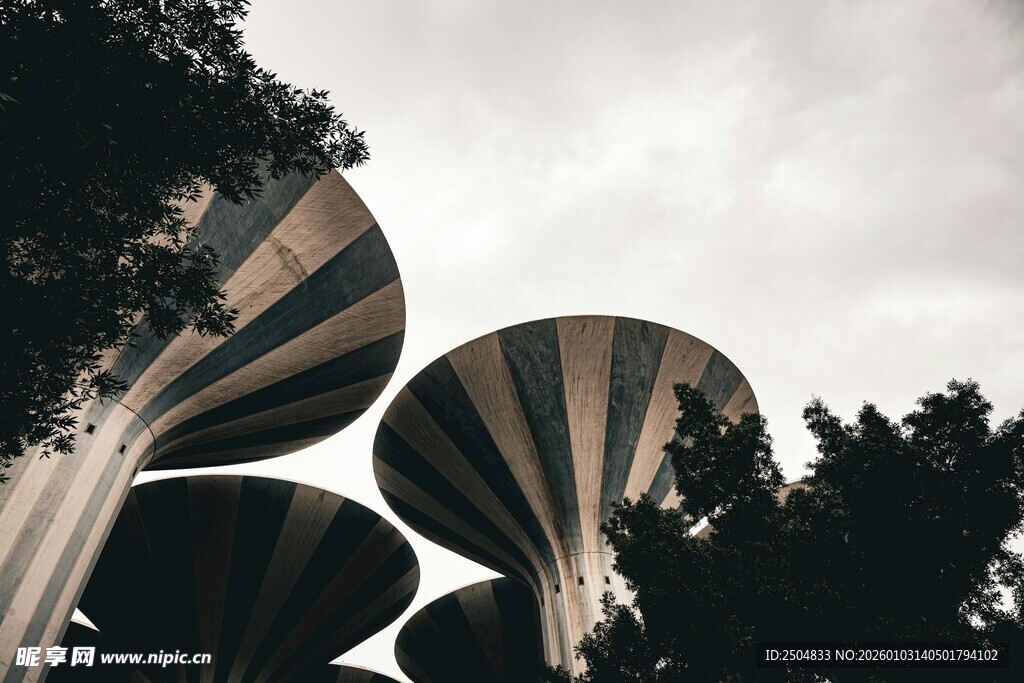 独特造型水塔与树木景观