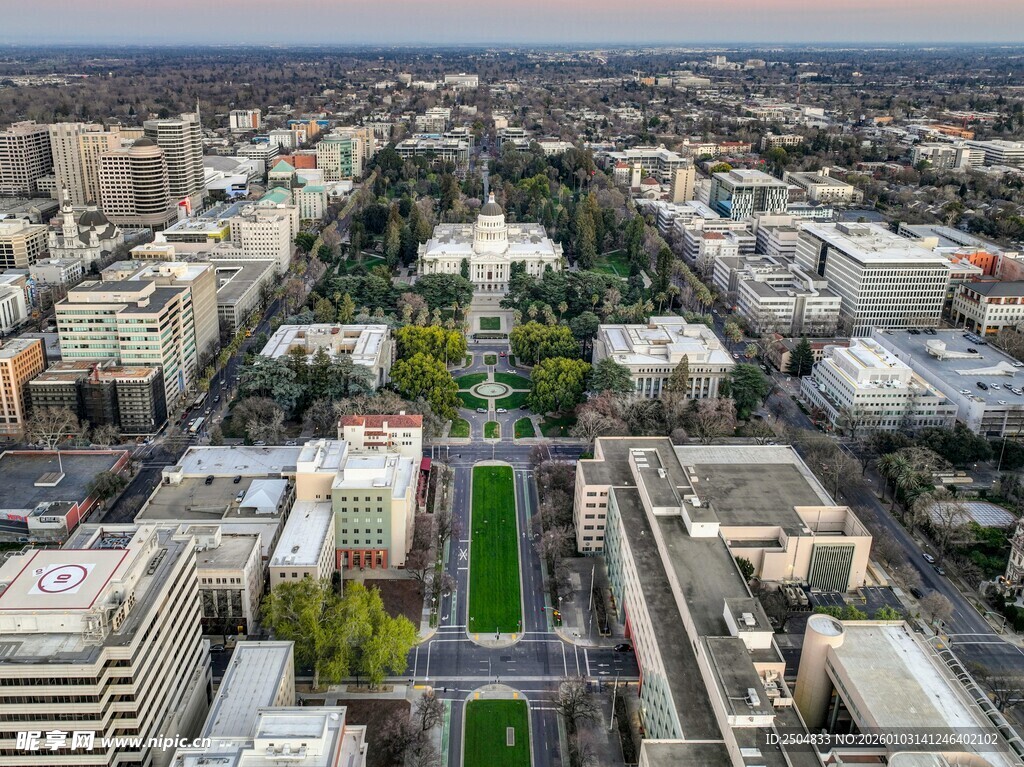 城市俯瞰景观 绿意点缀