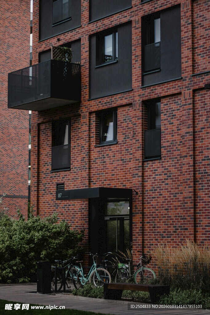 红砖公寓楼外停放的自行车