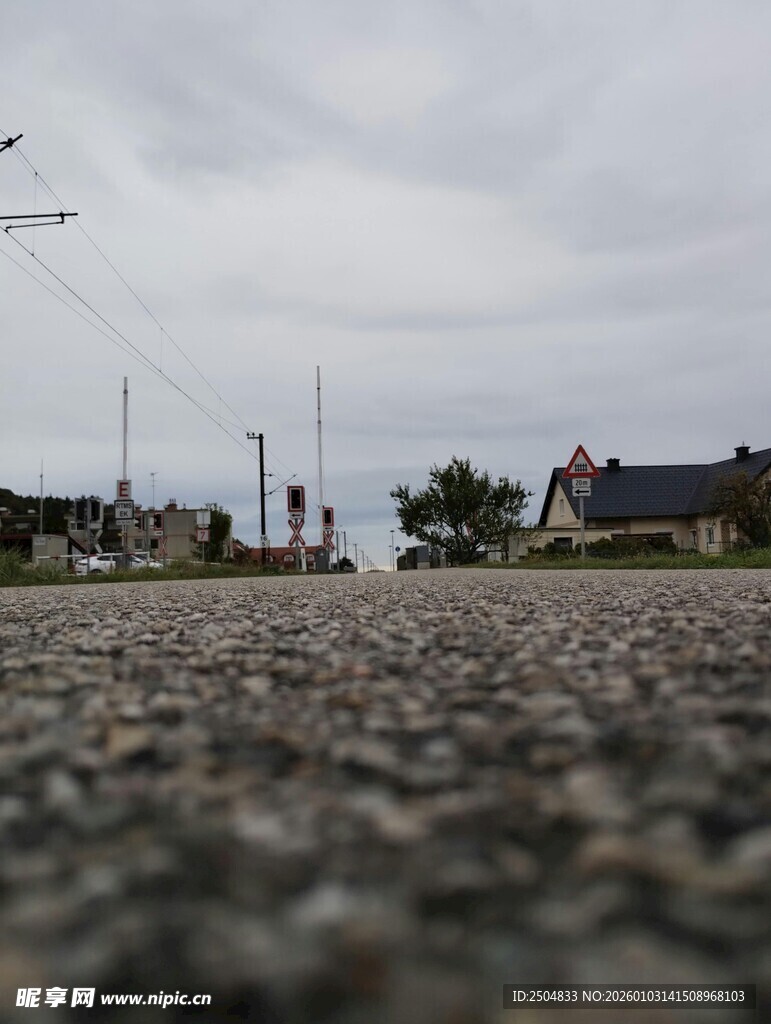空旷道路近景与远处建筑