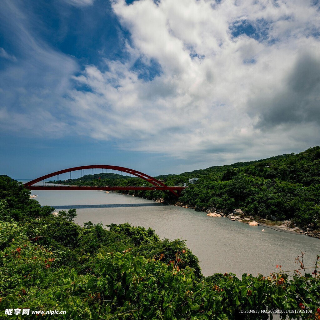 青山绿水间的红色拱桥