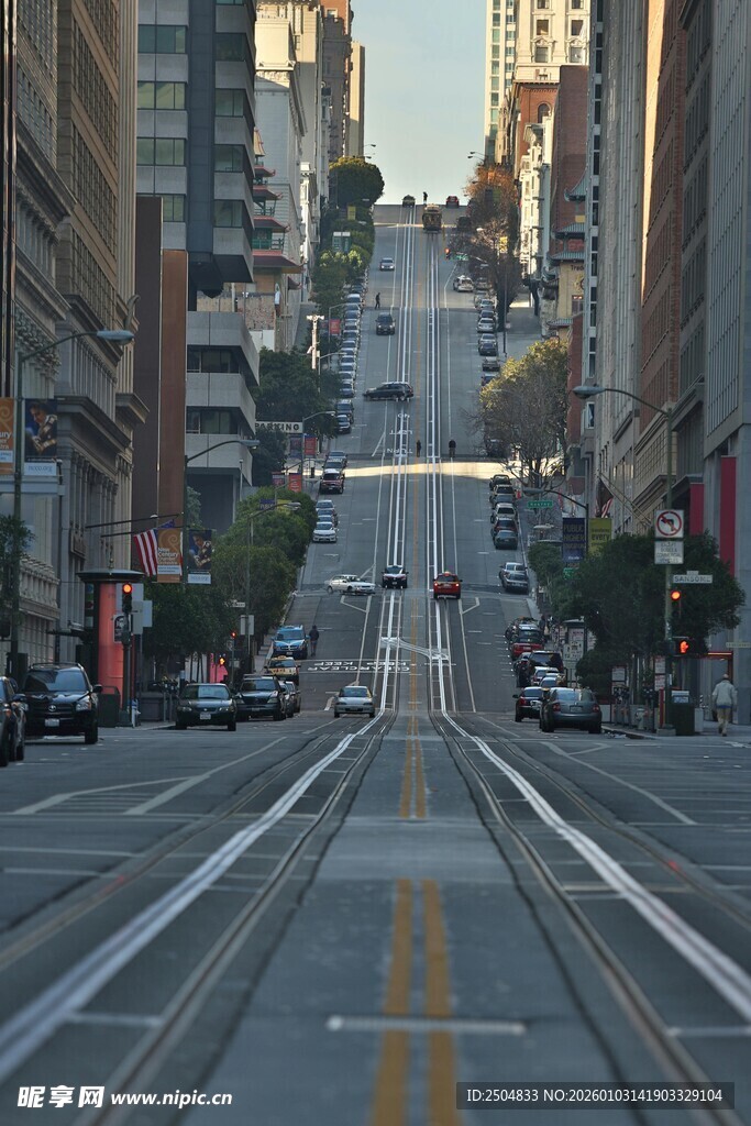 城市街道上的有轨电车轨道