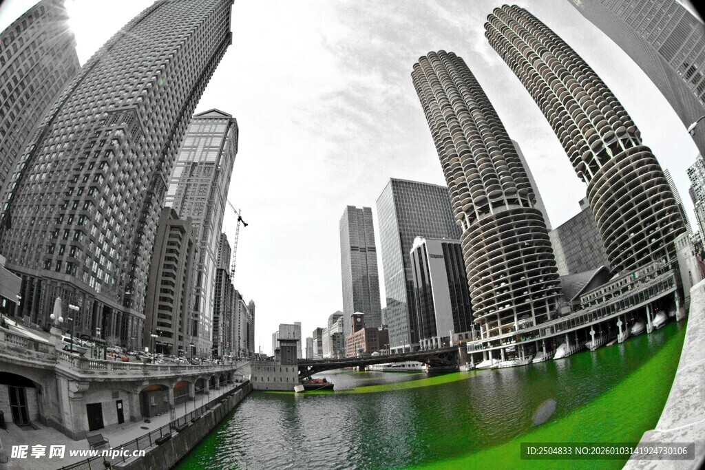 城市河畔高楼景观