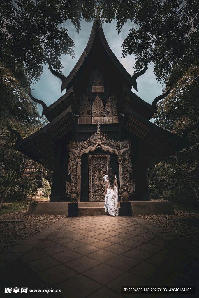 古寺中的神秘婚纱身影