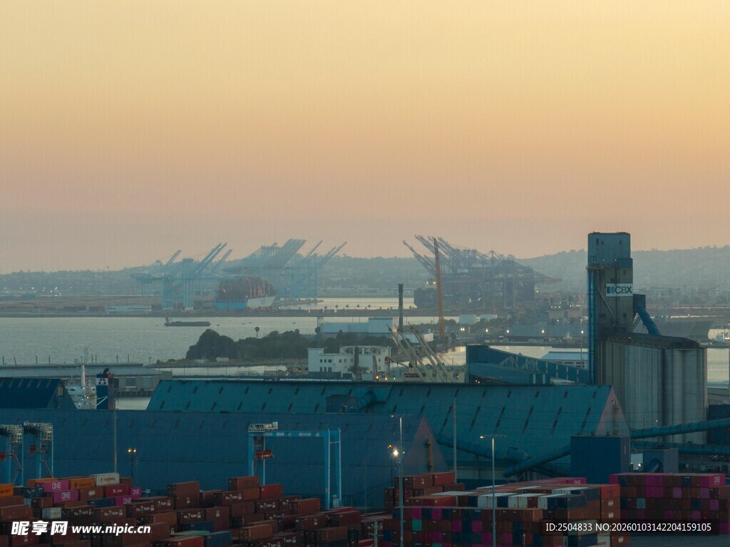 港口黄昏景象