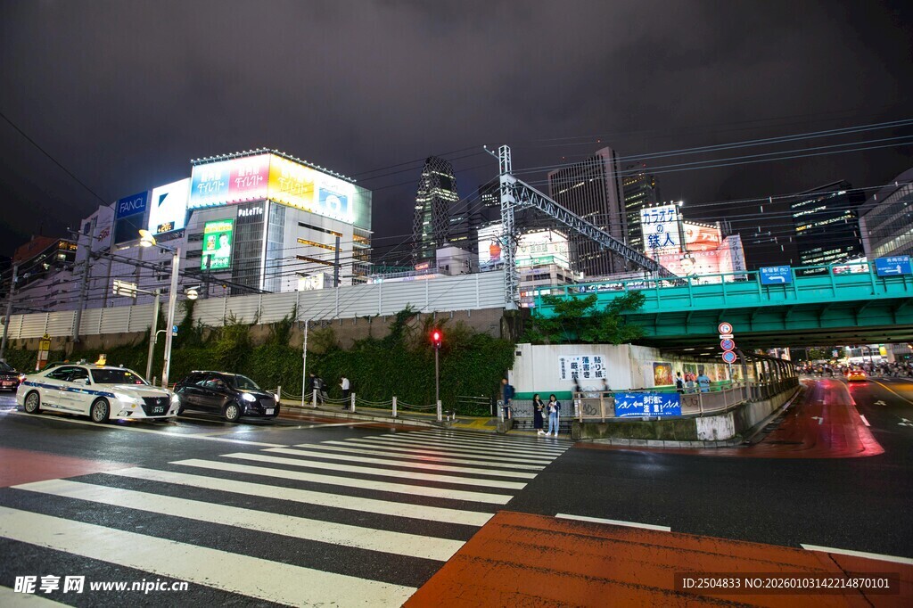 城市雨夜交通路口景象