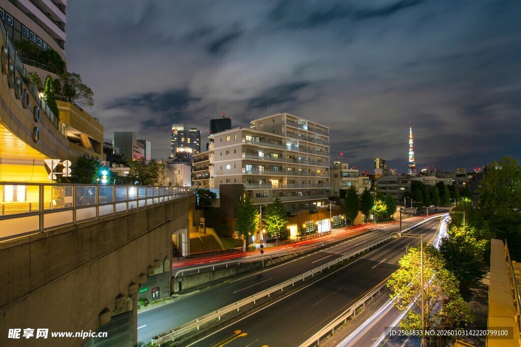 城市夜景中的车流与建筑