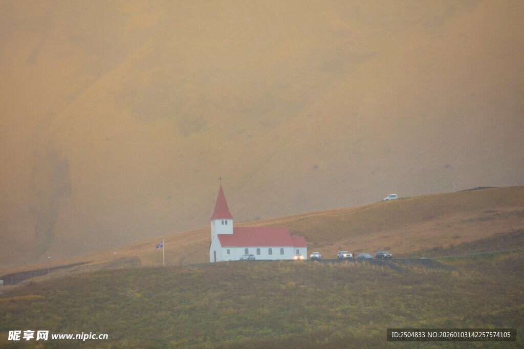 雾中草原上的红白小建筑
