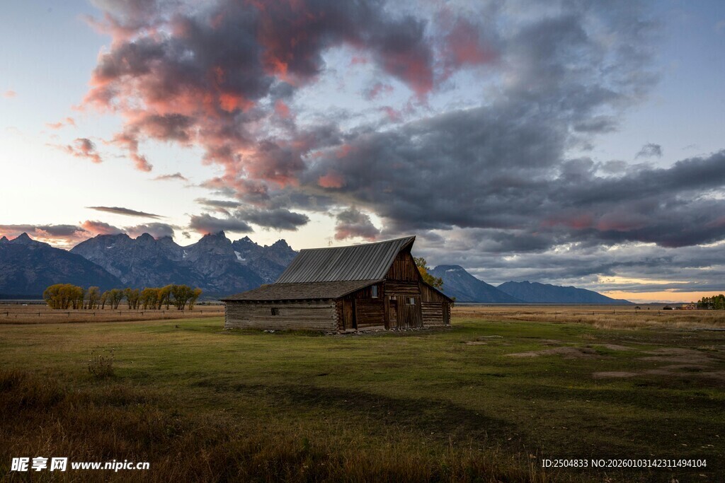 草原上的小屋与壮丽晚霞