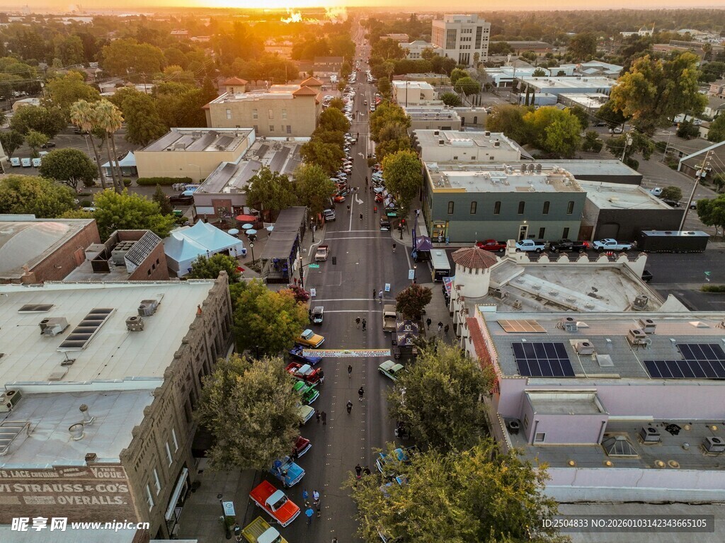 夕阳下的城市街道景观