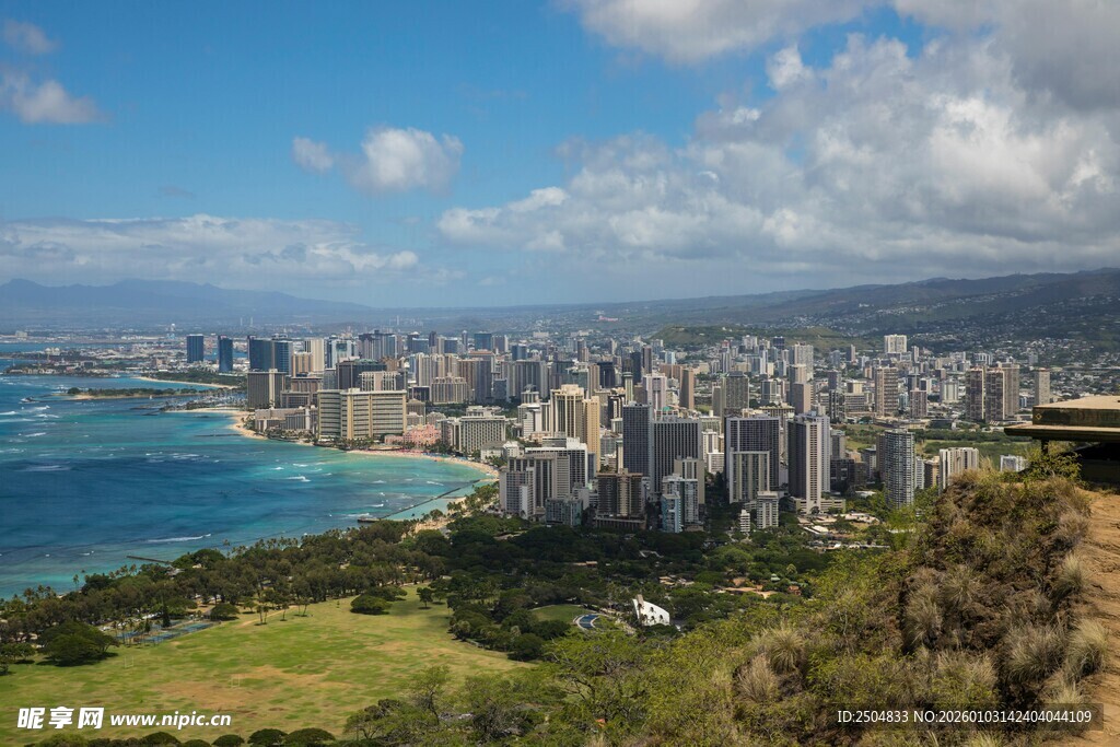 俯瞰城市与碧海美景