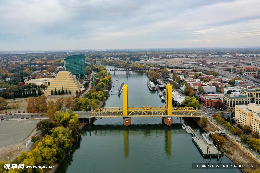 城市河流上的黄色桥梁景观