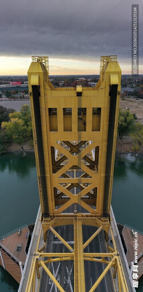 俯瞰黄色桥梁壮观景象