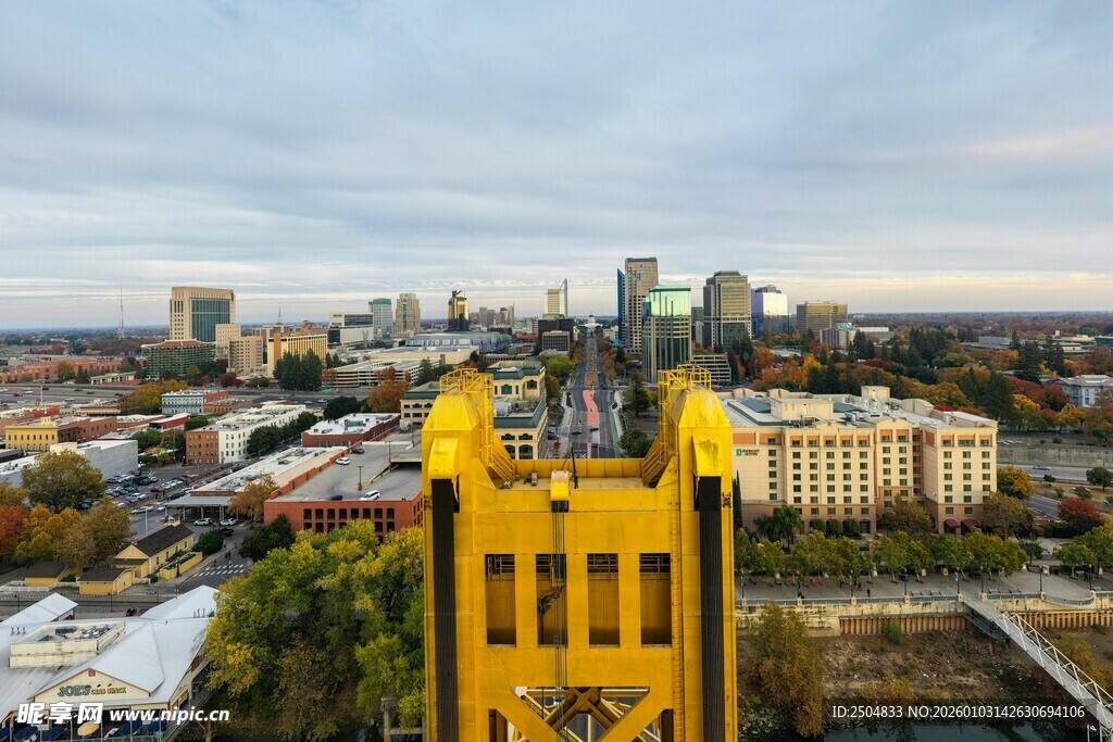 俯瞰黄色建筑与城市景观