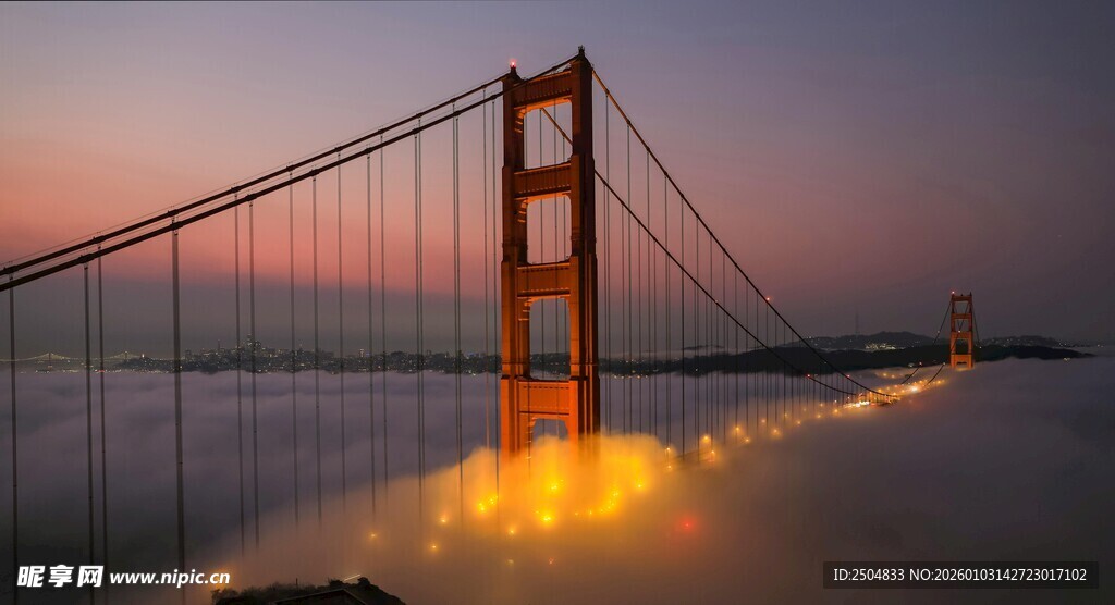 金门大桥在晨雾中闪耀