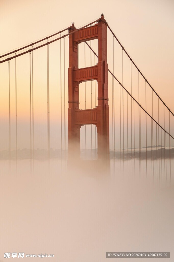 雾中金门大桥的壮美景观