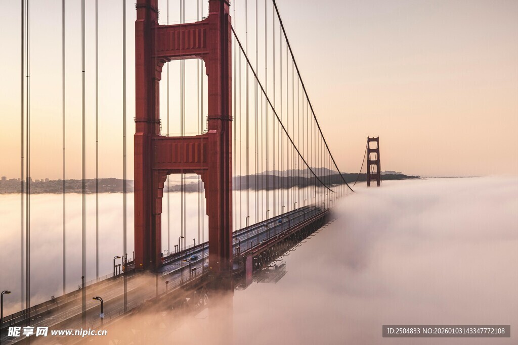 金门大桥云雾缭绕美景