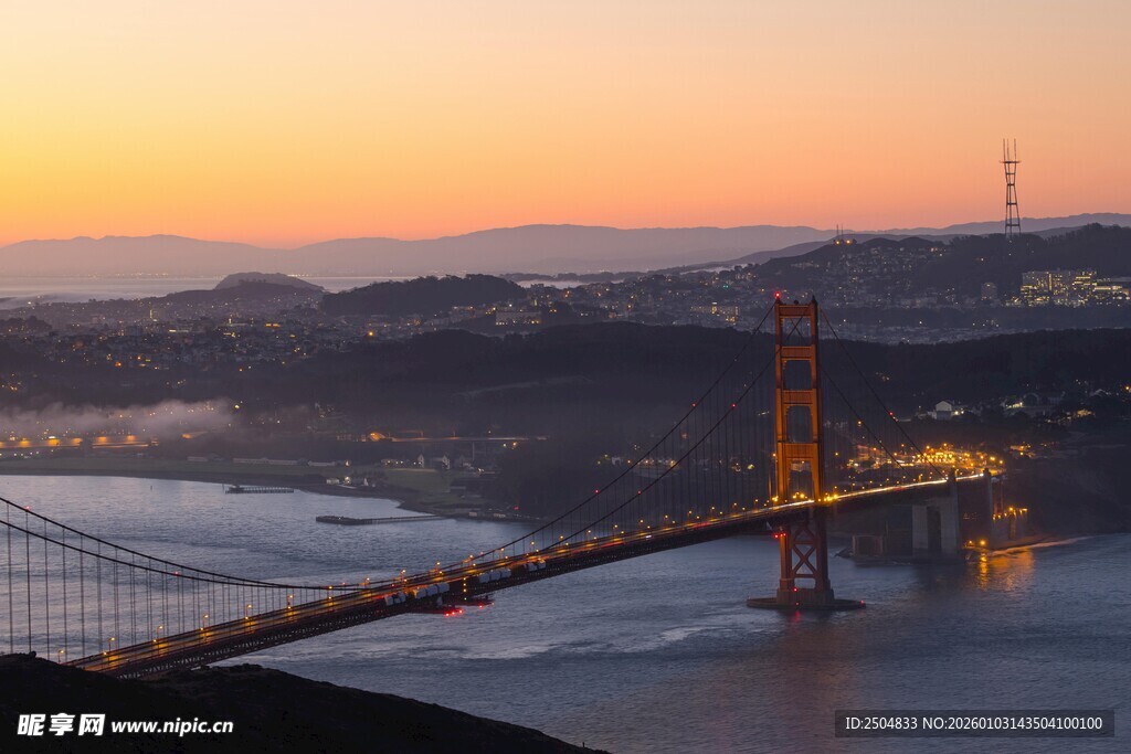 夕阳下的旧金山金门大桥