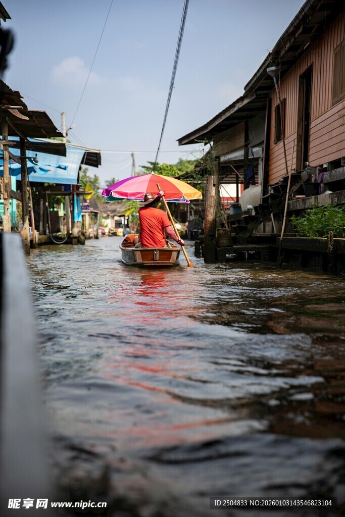 洪水淹没街道 居民撑伞出行