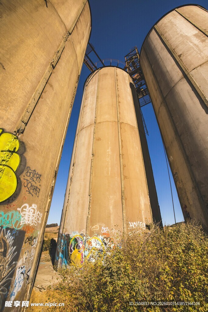 废弃筒仓上的多彩涂鸦