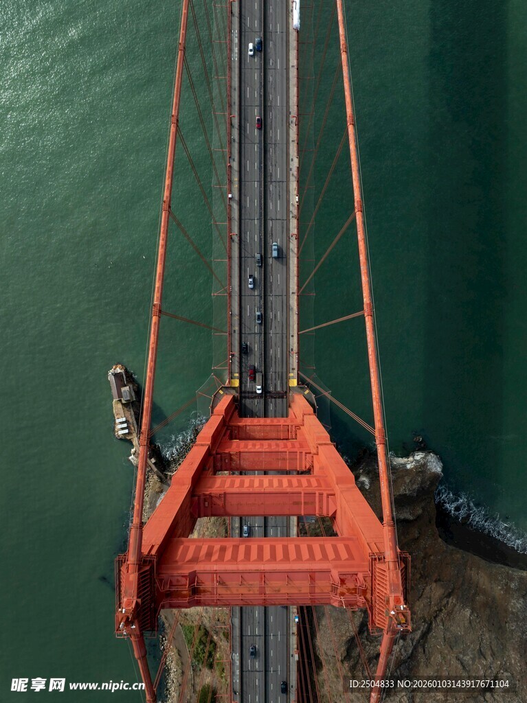 高空俯瞰红色吊桥