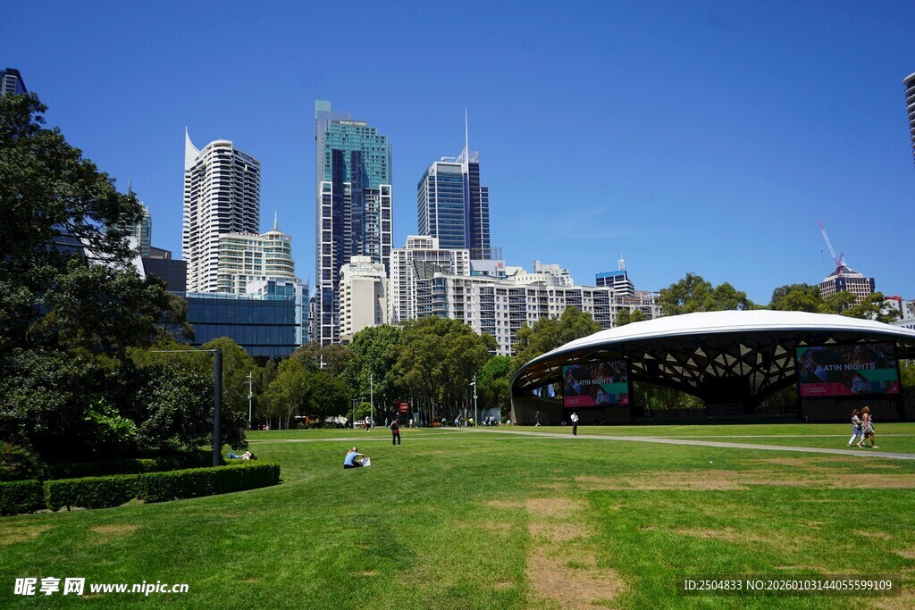 城市公园中的开阔绿地景观