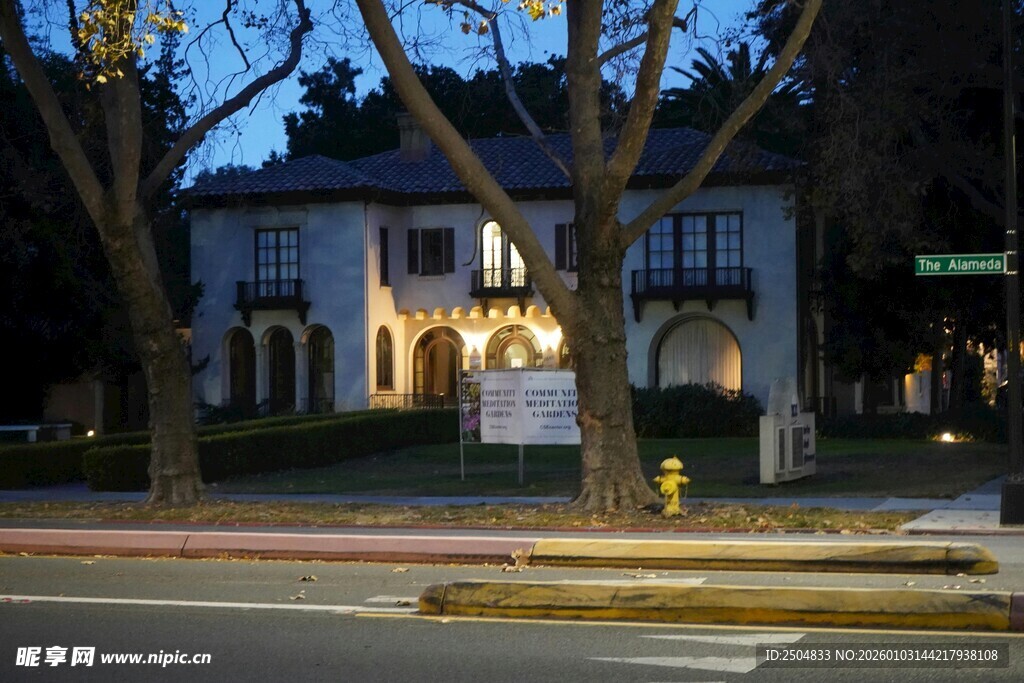 夜晚的华丽住宅